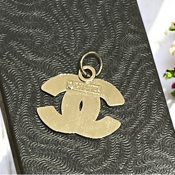 CHANEL Zipper Pull Pendant, Red Rhinestones, Gold Stamped. - Picture 3 of 7